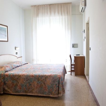 Hotel Latini Римини Экстерьер фото