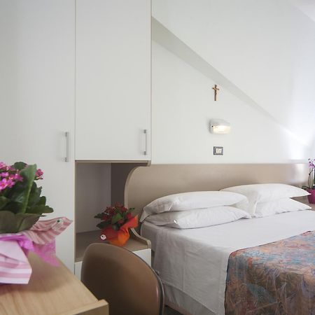 Hotel Latini Римини Экстерьер фото