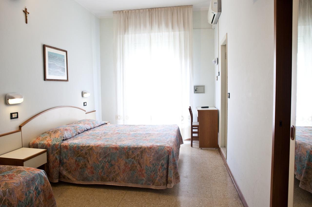 Hotel Latini Римини Экстерьер фото