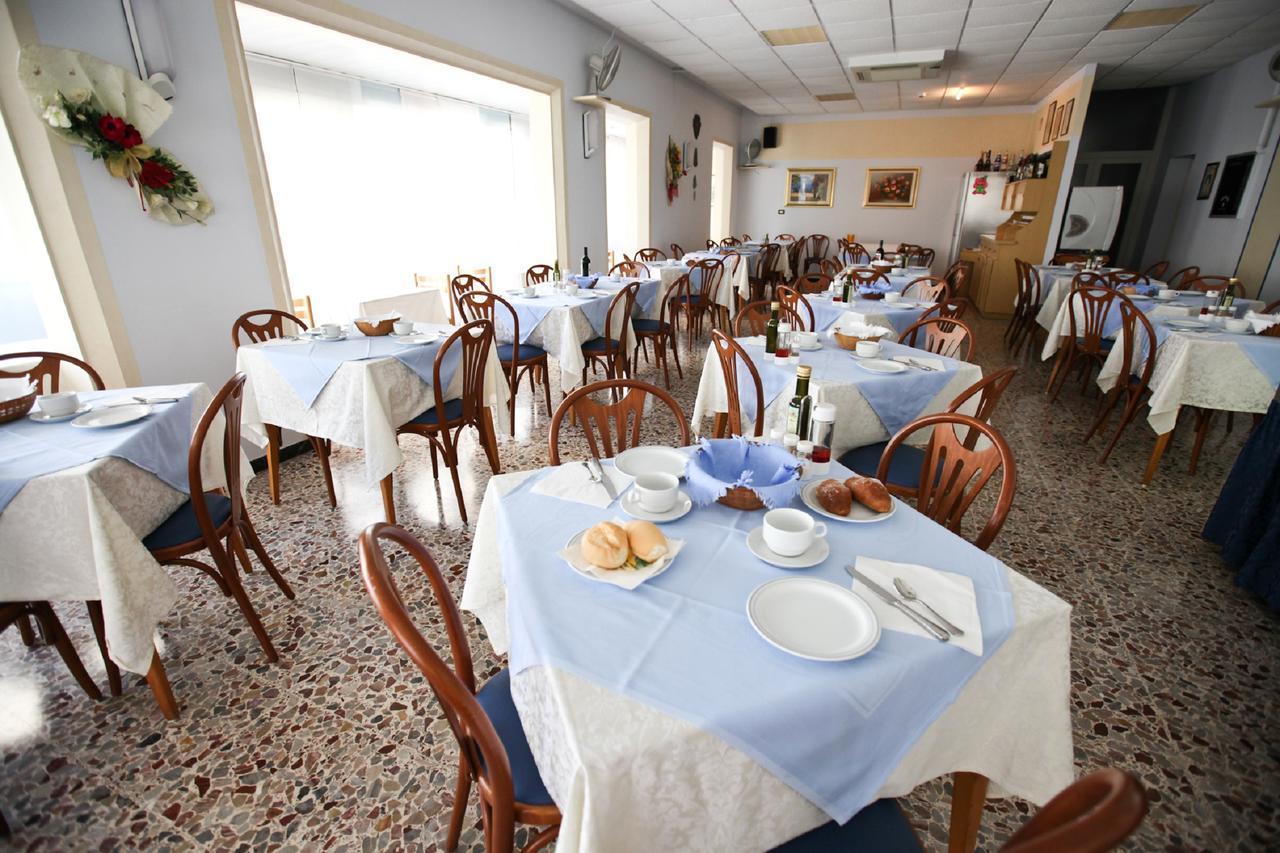 Hotel Latini Римини Экстерьер фото