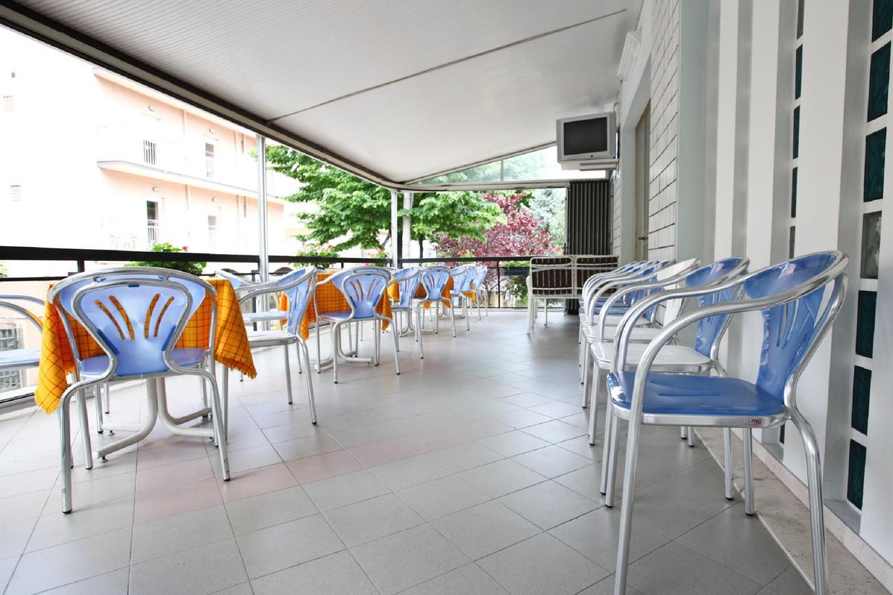 Hotel Latini Римини Экстерьер фото