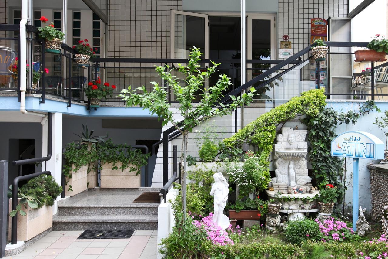 Hotel Latini Римини Экстерьер фото