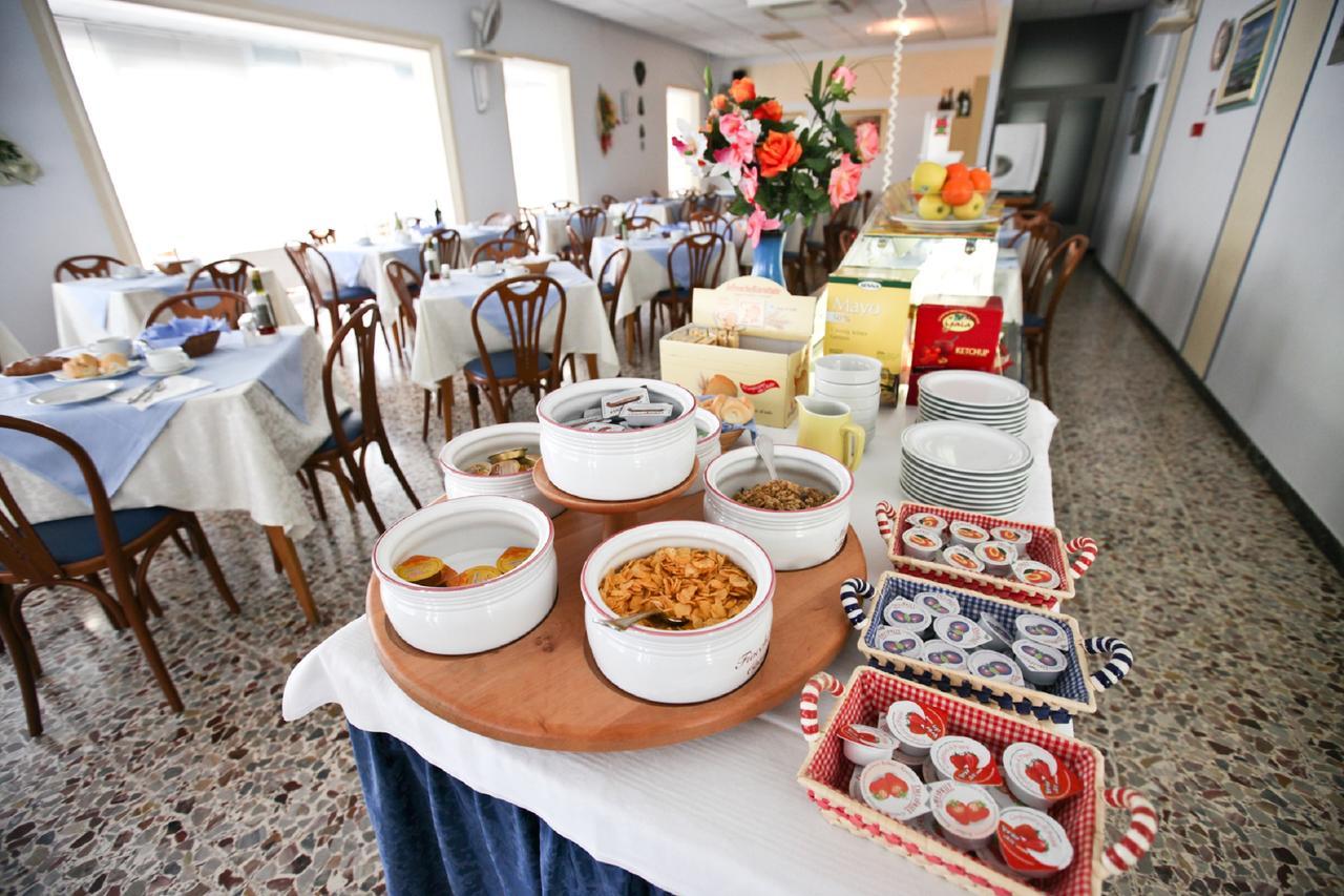Hotel Latini Римини Экстерьер фото