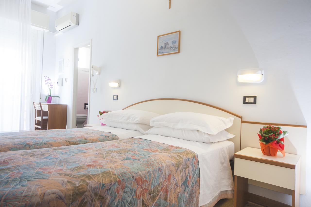 Hotel Latini Римини Экстерьер фото