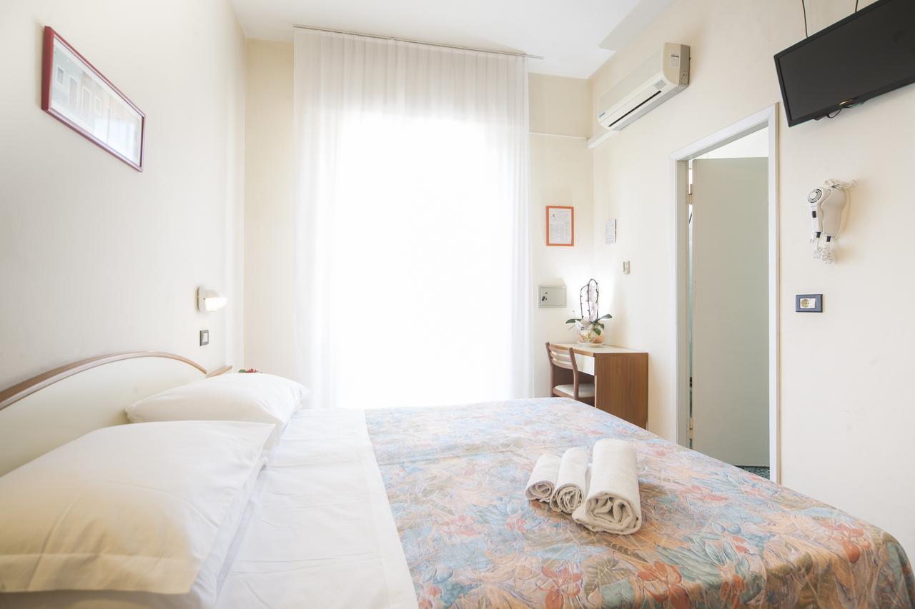 Hotel Latini Римини Экстерьер фото