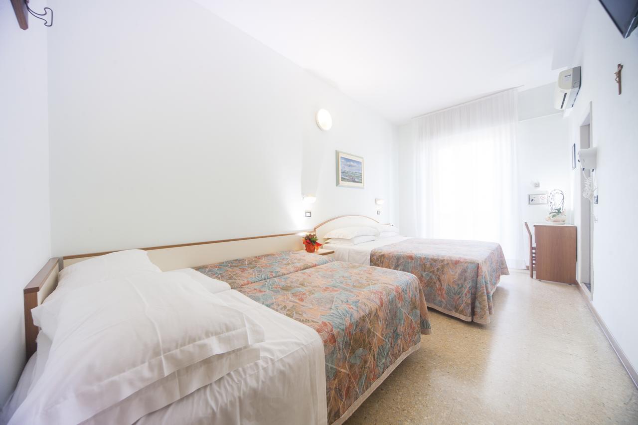 Hotel Latini Римини Экстерьер фото