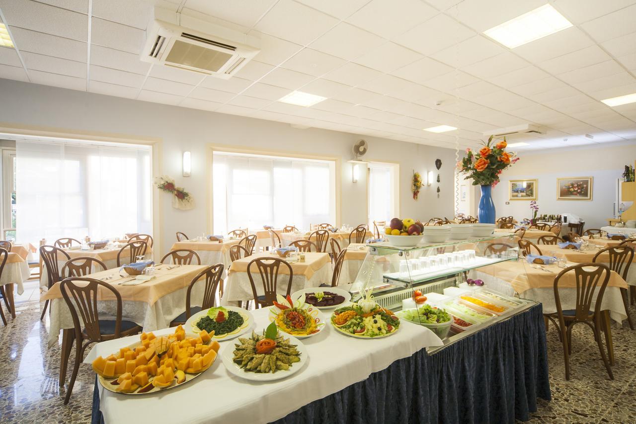 Hotel Latini Римини Экстерьер фото