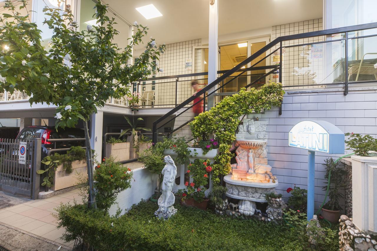 Hotel Latini Римини Экстерьер фото