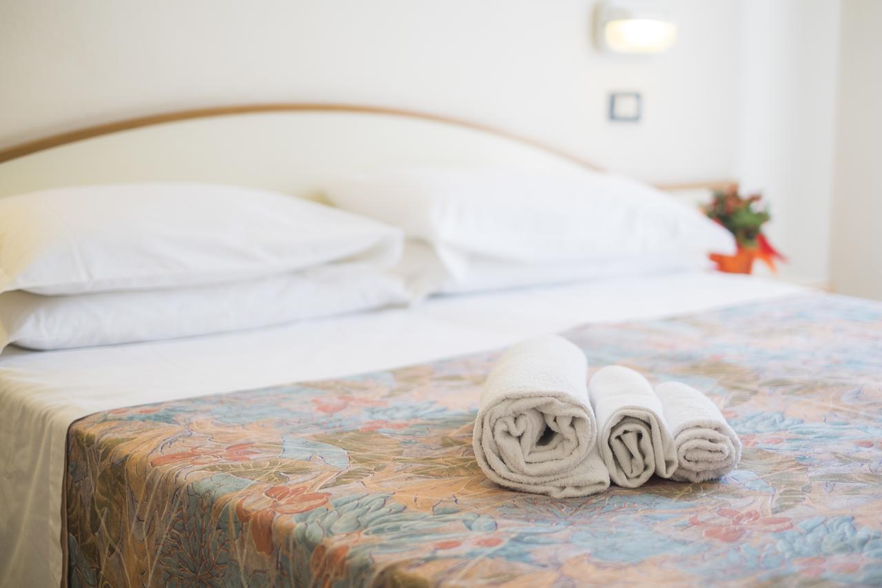 Hotel Latini Римини Экстерьер фото