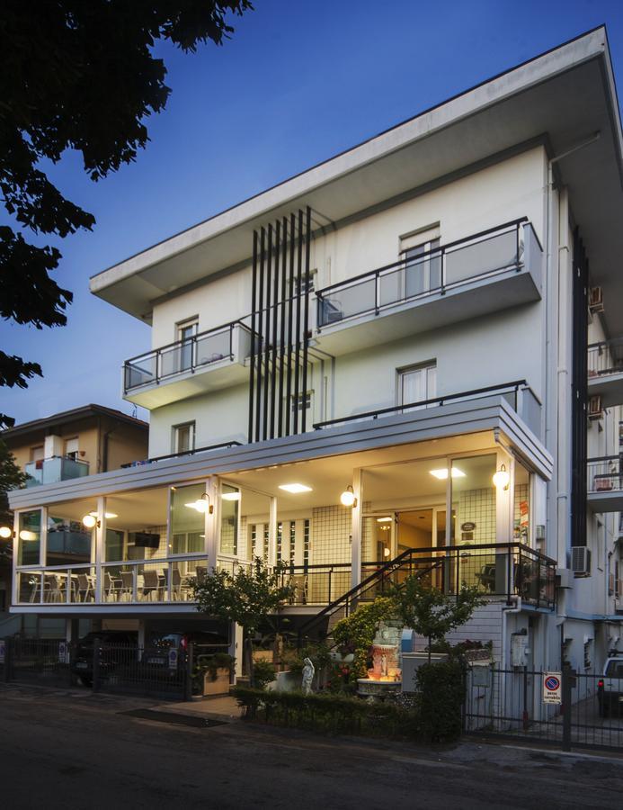 Hotel Latini Римини Экстерьер фото