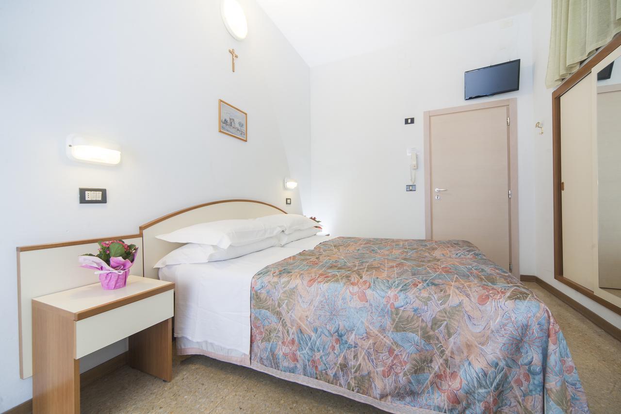 Hotel Latini Римини Экстерьер фото